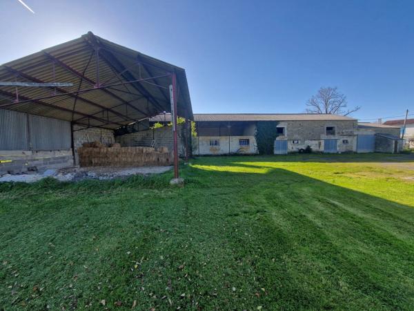 Propriete à vendre 5 pièces proche de SURGERES (17)- 156 m² habitables - 3ha700 - de terrain - 600 m² de dépendances