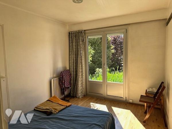CHATEAU-THIERRY Maison d'habitation sur sous-sol avec 7 chambres, séjour, garage et terrain