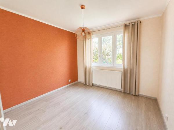 Maison de type T6 avec garage, terrasse et jardin