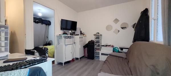 Paris (75012) STUDIO RDC SUR COUR