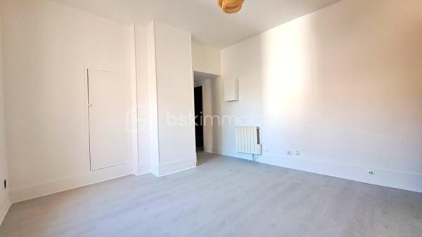 Idéalement situé, EN PLEIN CENTRE VILLE d’Andrésy, à seulement 10 MINUTES À PIED DE LA GARE d’Andrésy et de Maurecourt (Ligne J), au premier étage d’une petite copropriété, ce STUDIO ENTIÈREMENT RÉNOVÉ d’environ 24m2 comprend : une pièce à vivre orienté Sud-Est, une cuisine aménagée et une salle d’eau moderne avec WC.
Un box complète ce bien.

À SAVOIR :
-Copropriété intimiste : faibles charges de copropriété !
-Emplacement PREMIUM : en plein centre ville et à deux minutes à pied des bords de l’Oise.
-Box 15m2.
-DPE E / GES B.
-Taxe foncière 935€/an.

Ce bien est idéal pour un premier achat ou pour un investissement locatif !

Contact par téléphone 7j/7 au 06.20.56.78.12.
