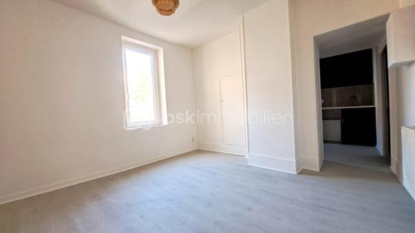 Idéalement situé, EN PLEIN CENTRE VILLE d’Andrésy, à seulement 10 MINUTES À PIED DE LA GARE d’Andrésy et de Maurecourt (Ligne J), au premier étage d’une petite copropriété, ce STUDIO ENTIÈREMENT RÉNOVÉ d’environ 24m2 comprend : une pièce à vivre orienté Sud-Est, une cuisine aménagée et une salle d’eau moderne avec WC.
Un box complète ce bien.

À SAVOIR :
-Copropriété intimiste : faibles charges de copropriété !
-Emplacement PREMIUM : en plein centre ville et à deux minutes à pied des bords de l’Oise.
-Box 15m2.
-DPE E / GES B.
-Taxe foncière 935€/an.

Ce bien est idéal pour un premier achat ou pour un investissement locatif !

Contact par téléphone 7j/7 au 06.20.56.78.12.