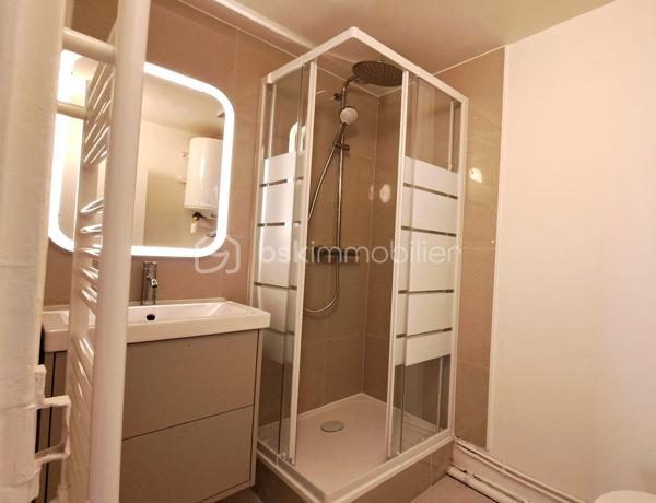 Idéalement situé, EN PLEIN CENTRE VILLE d’Andrésy, à seulement 10 MINUTES À PIED DE LA GARE d’Andrésy et de Maurecourt (Ligne J), au premier étage d’une petite copropriété, ce STUDIO ENTIÈREMENT RÉNOVÉ d’environ 24m2 comprend : une pièce à vivre orienté Sud-Est, une cuisine aménagée et une salle d’eau moderne avec WC.
Un box complète ce bien.

À SAVOIR :
-Copropriété intimiste : faibles charges de copropriété !
-Emplacement PREMIUM : en plein centre ville et à deux minutes à pied des bords de l’Oise.
-Box 15m2.
-DPE E / GES B.
-Taxe foncière 935€/an.

Ce bien est idéal pour un premier achat ou pour un investissement locatif !

Contact par téléphone 7j/7 au 06.20.56.78.12.