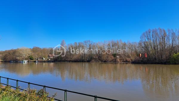 Idéalement situé, EN PLEIN CENTRE VILLE d’Andrésy, à seulement 10 MINUTES À PIED DE LA GARE d’Andrésy et de Maurecourt (Ligne J), au premier étage d’une petite copropriété, ce STUDIO ENTIÈREMENT RÉNOVÉ d’environ 24m2 comprend : une pièce à vivre orienté Sud-Est, une cuisine aménagée et une salle d’eau moderne avec WC.
Un box complète ce bien.

À SAVOIR :
-Copropriété intimiste : faibles charges de copropriété !
-Emplacement PREMIUM : en plein centre ville et à deux minutes à pied des bords de l’Oise.
-Box 15m2.
-DPE E / GES B.
-Taxe foncière 935€/an.

Ce bien est idéal pour un premier achat ou pour un investissement locatif !

Contact par téléphone 7j/7 au 06.20.56.78.12.