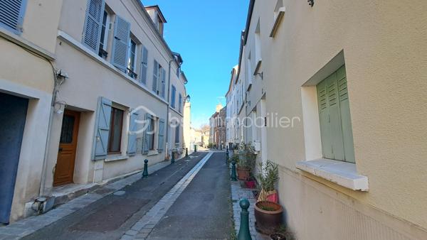 Idéalement situé, EN PLEIN CENTRE VILLE d’Andrésy, à seulement 10 MINUTES À PIED DE LA GARE d’Andrésy et de Maurecourt (Ligne J), au premier étage d’une petite copropriété, ce STUDIO ENTIÈREMENT RÉNOVÉ d’environ 24m2 comprend : une pièce à vivre orienté Sud-Est, une cuisine aménagée et une salle d’eau moderne avec WC.
Un box complète ce bien.

À SAVOIR :
-Copropriété intimiste : faibles charges de copropriété !
-Emplacement PREMIUM : en plein centre ville et à deux minutes à pied des bords de l’Oise.
-Box 15m2.
-DPE E / GES B.
-Taxe foncière 935€/an.

Ce bien est idéal pour un premier achat ou pour un investissement locatif !

Contact par téléphone 7j/7 au 06.20.56.78.12.