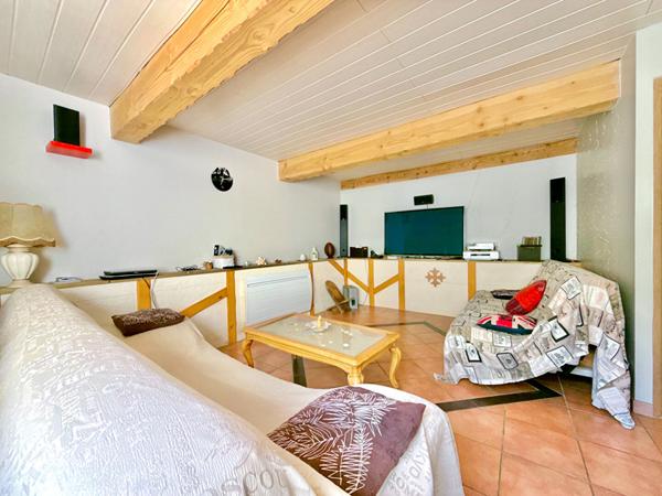 A VENDRE : MAISON FAMILIALE DE CARACTÈRE AVEC DÉPENDANCE ET BEAUX VOLUMES