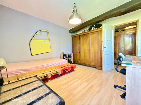 A VENDRE : MAISON FAMILIALE DE CARACTÈRE AVEC DÉPENDANCE ET BEAUX VOLUMES