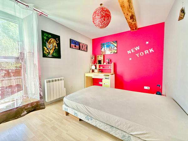 A VENDRE : MAISON FAMILIALE DE CARACTÈRE AVEC DÉPENDANCE ET BEAUX VOLUMES