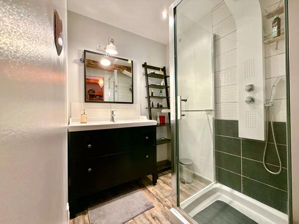 A VENDRE : MAISON FAMILIALE DE CARACTÈRE AVEC DÉPENDANCE ET BEAUX VOLUMES