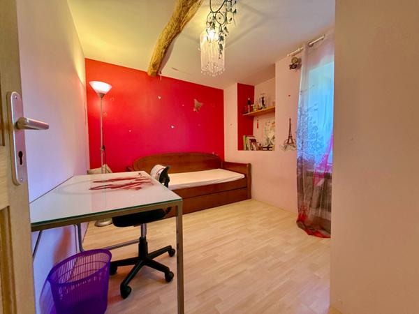 A VENDRE : MAISON FAMILIALE DE CARACTÈRE AVEC DÉPENDANCE ET BEAUX VOLUMES