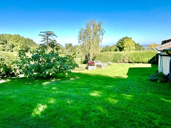 A VENDRE : MAISON FAMILIALE DE CARACTÈRE AVEC DÉPENDANCE ET BEAUX VOLUMES