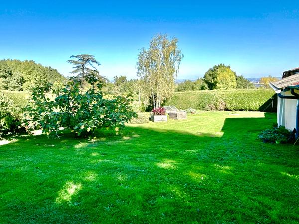 A VENDRE : MAISON FAMILIALE DE CARACTÈRE AVEC DÉPENDANCE ET BEAUX VOLUMES