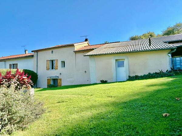 A VENDRE : MAISON FAMILIALE DE CARACTÈRE AVEC DÉPENDANCE ET BEAUX VOLUMES