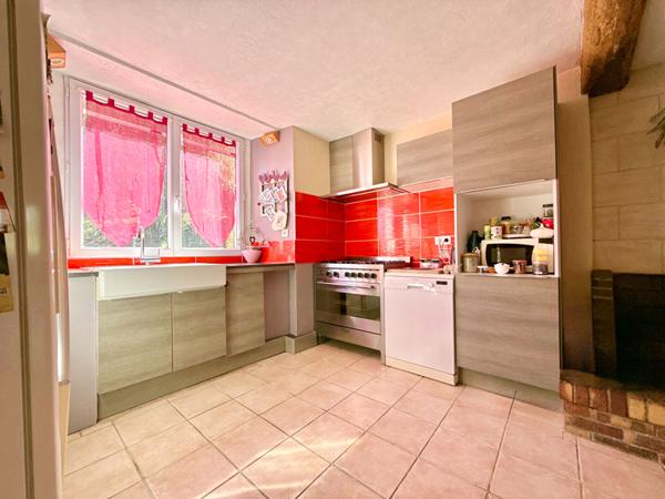 A VENDRE : MAISON FAMILIALE DE CARACTÈRE AVEC DÉPENDANCE ET BEAUX VOLUMES