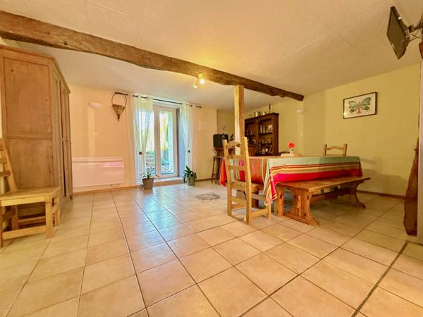 A VENDRE : MAISON FAMILIALE DE CARACTÈRE AVEC DÉPENDANCE ET BEAUX VOLUMES