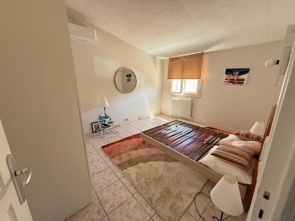 Maison rénovée avec jardin arboré, 3 chambres, garage – proche commerces BEZIERS