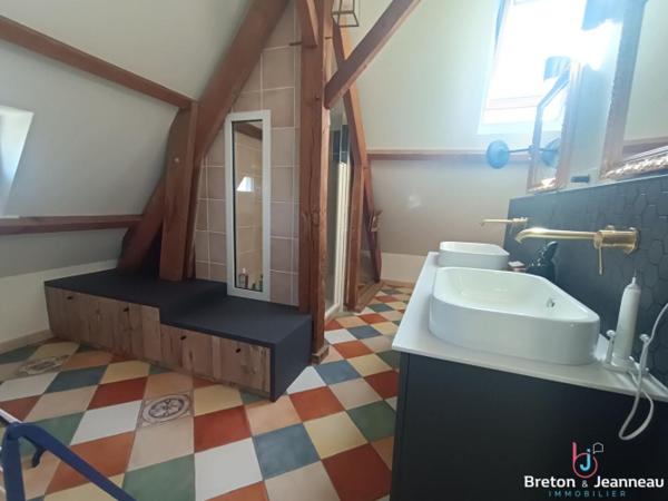 Maison avec piscine couverte à Laval