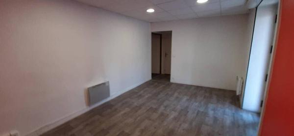 MONTBRISON - Local professionnel ou commercial  45 m²