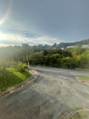 AU PIEDS DU CENTRE VILLE  - TYPE 3 REFAIT A NEUF