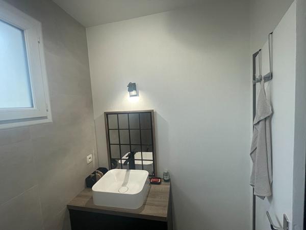 AU PIEDS DU CENTRE VILLE  - TYPE 3 REFAIT A NEUF