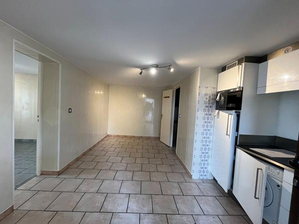 Maison avec 5 logements  et garage - Port De Bouc