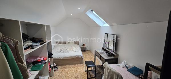 sur Belgeard
une maison de 2010 vous offrant calme, terrain, plan d'eau... de qui poser ses valises !
Elle se compose d'une tres belle piece de vie de plus de 52m2 donnant sur la terrasse avec piscine, une cuisine équipée/aménagée, arrière cuisine, coté nuit wc avec lave mains, 4 chambres dont 2 avec placards, salle d'eau.
A l'etage un grand bureau transformable en chambre, une chambre

Double garage de 60m2
Un plan d'eau d'environ 1800m2 sur une parcelle de 13210m2
terrain séparé pouvant accueillir des animaux.

La piscine est chauffée par une pompe à chaleur