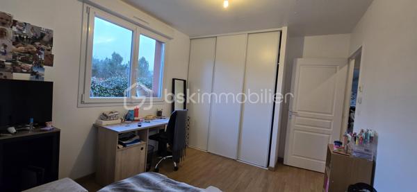 sur Belgeard
une maison de 2010 vous offrant calme, terrain, plan d'eau... de qui poser ses valises !
Elle se compose d'une tres belle piece de vie de plus de 52m2 donnant sur la terrasse avec piscine, une cuisine équipée/aménagée, arrière cuisine, coté nuit wc avec lave mains, 4 chambres dont 2 avec placards, salle d'eau.
A l'etage un grand bureau transformable en chambre, une chambre

Double garage de 60m2
Un plan d'eau d'environ 1800m2 sur une parcelle de 13210m2
terrain séparé pouvant accueillir des animaux.

La piscine est chauffée par une pompe à chaleur