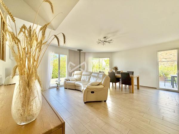 Villa de type 5 de 2013, sous-sol et terrasse et jardin clos.