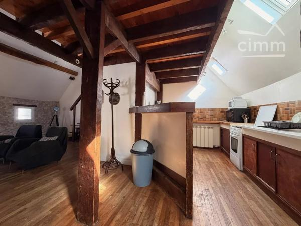 À vendre, immeuble de rapport offrant une excellente opportunité d'investissement avec des revenus locatifs immédiats.