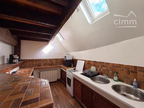À vendre, immeuble de rapport offrant une excellente opportunité d'investissement avec des revenus locatifs immédiats.