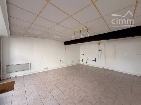 À vendre, immeuble de rapport offrant une excellente opportunité d'investissement avec des revenus locatifs immédiats.