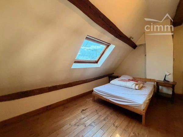 À vendre, immeuble de rapport offrant une excellente opportunité d'investissement avec des revenus locatifs immédiats.