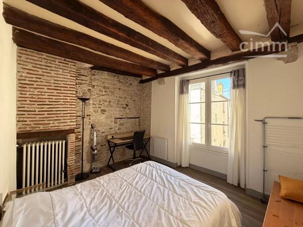 À vendre, immeuble de rapport offrant une excellente opportunité d'investissement avec des revenus locatifs immédiats.