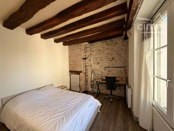 À vendre, immeuble de rapport offrant une excellente opportunité d'investissement avec des revenus locatifs immédiats.