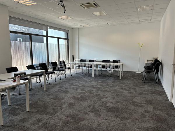 Bureaux à vendre ou à louer à La Chapelle-d'Armentières climatisés et prêts à l'emploi
