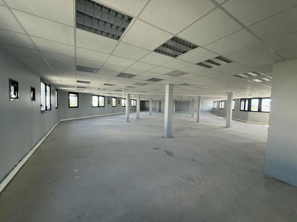 Bureaux récents à louer à partir de 250 m² à Alixan, gare TGV Valence
