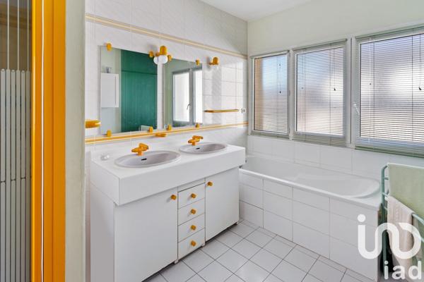 Maison traditionnelle 8 pièces de 190 m² à Nantes (44200)