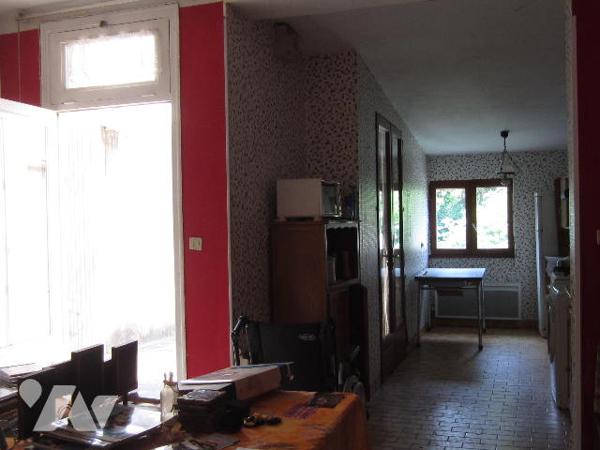 Maison de ville à rénover sur RDC et étage TYPE 3 avec JARDIN