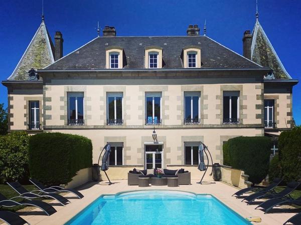 Superbe château de huit chambres entièrement rénové situé dans un magnifique parc Chalus