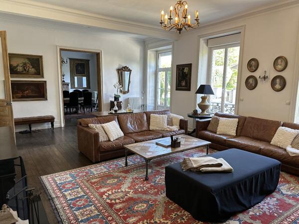 Superbe château de huit chambres entièrement rénové situé dans un magnifique parc Chalus