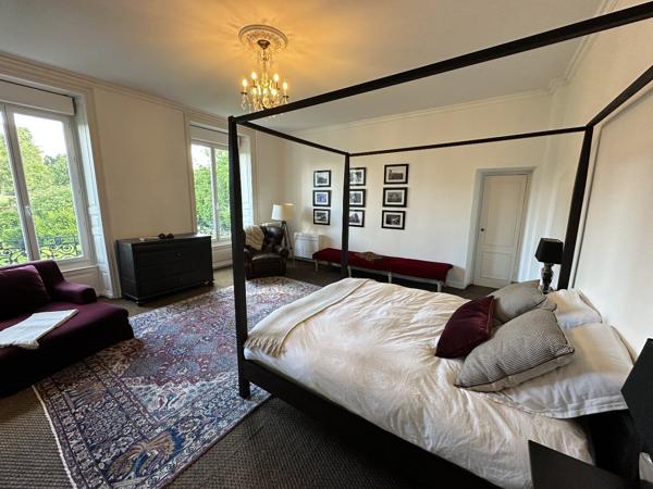 Superbe château de huit chambres entièrement rénové situé dans un magnifique parc Chalus