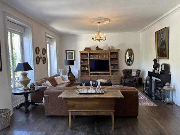 Superbe château de huit chambres entièrement rénové situé dans un magnifique parc Chalus