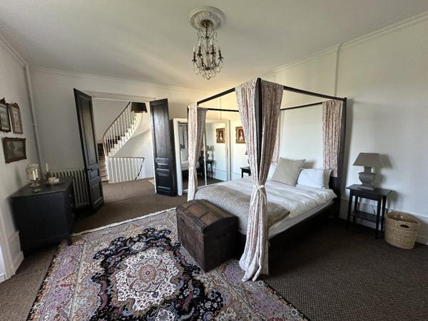 Superbe château de huit chambres entièrement rénové situé dans un magnifique parc Chalus