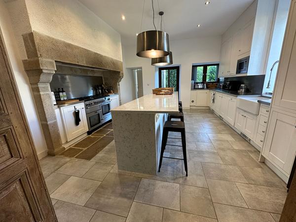 Superbe château de huit chambres entièrement rénové situé dans un magnifique parc Chalus