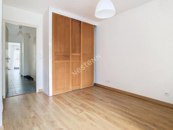 NANTES - RUE PAUL BELLAMY / Appartement deux pièces 45m² dans un immeuble de 2011, avec parking extérieur