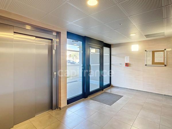 MONTELIMAR (26200), Saint-James, à vendre Appartement T4 récent avec terrasse plein sud abritée, climatisation et garage box fermé