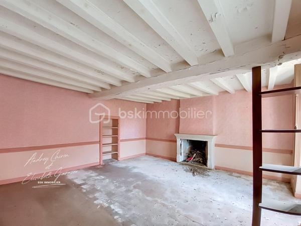 Sur la commune de Champigné, je vous invite à découvrir cette maison située à proximité des commerces et des écoles.

Elle se compose d'une première pièce spacieuse pouvant devenir une entrée/cuisine, un salon/séjour, une arrière cuisine et un débarras.
A l'étage un beau plateau offrant la possibilité de créer un bureau une salle de douche et trois chambres.
Je vous attends afin de convenir d'une visite