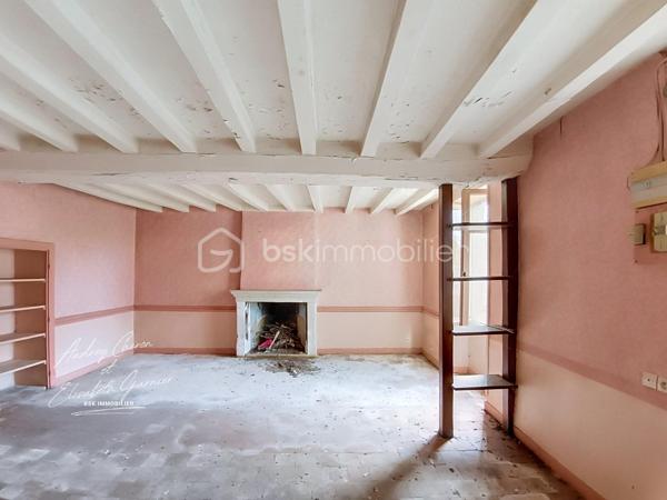 Sur la commune de Champigné, je vous invite à découvrir cette maison située à proximité des commerces et des écoles.

Elle se compose d'une première pièce spacieuse pouvant devenir une entrée/cuisine, un salon/séjour, une arrière cuisine et un débarras.
A l'étage un beau plateau offrant la possibilité de créer un bureau une salle de douche et trois chambres.
Je vous attends afin de convenir d'une visite