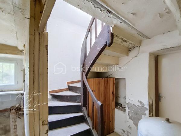 Sur la commune de Champigné, je vous invite à découvrir cette maison située à proximité des commerces et des écoles.

Elle se compose d'une première pièce spacieuse pouvant devenir une entrée/cuisine, un salon/séjour, une arrière cuisine et un débarras.
A l'étage un beau plateau offrant la possibilité de créer un bureau une salle de douche et trois chambres.
Je vous attends afin de convenir d'une visite
