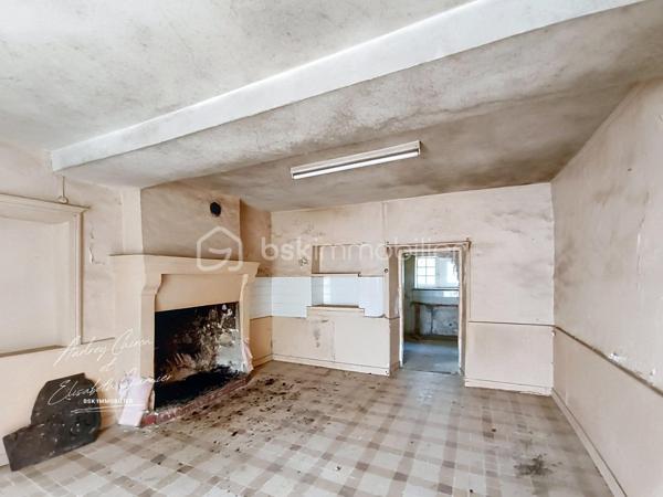 Sur la commune de Champigné, je vous invite à découvrir cette maison située à proximité des commerces et des écoles.

Elle se compose d'une première pièce spacieuse pouvant devenir une entrée/cuisine, un salon/séjour, une arrière cuisine et un débarras.
A l'étage un beau plateau offrant la possibilité de créer un bureau une salle de douche et trois chambres.
Je vous attends afin de convenir d'une visite